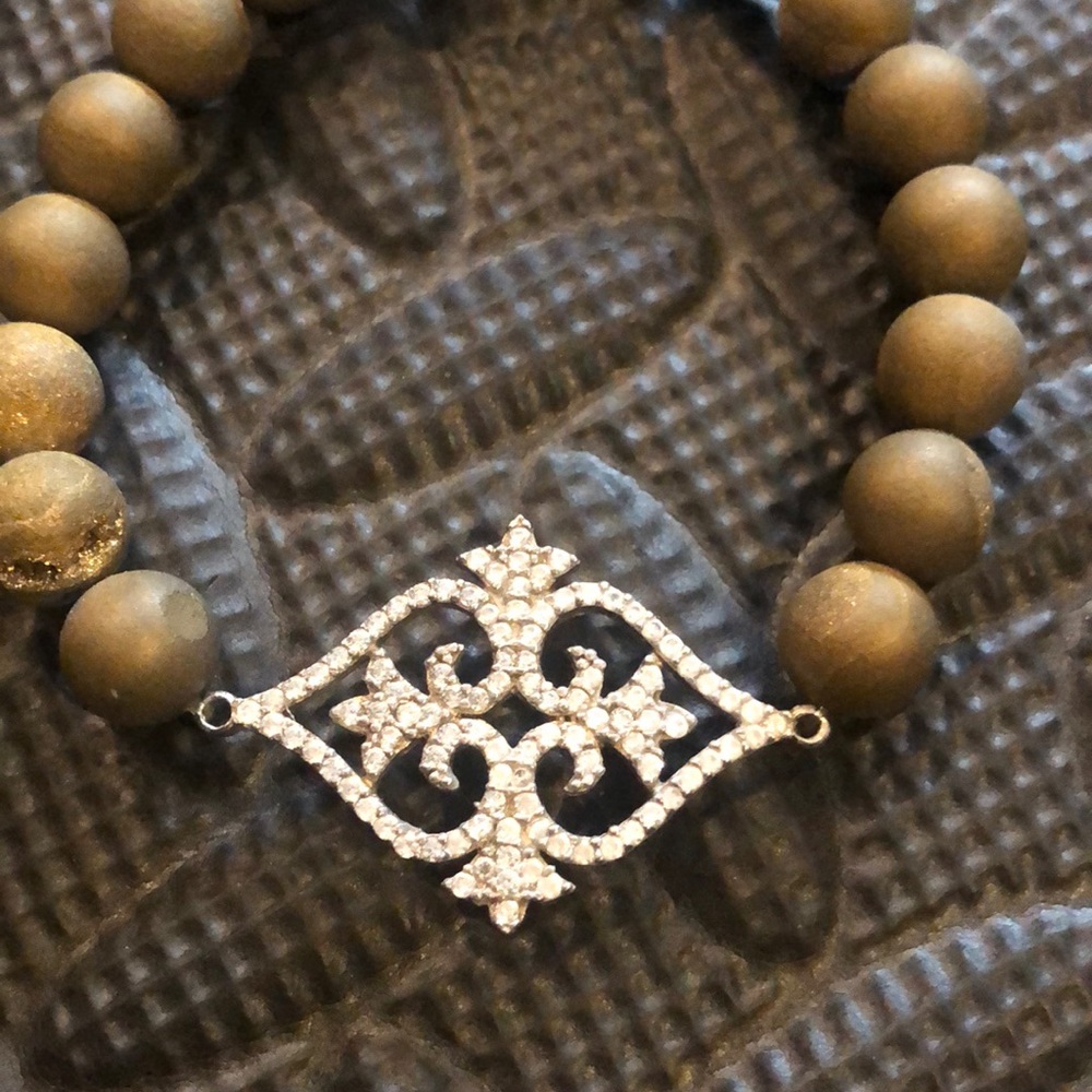 Hand-beaded bracelet - Picture 2 of 3